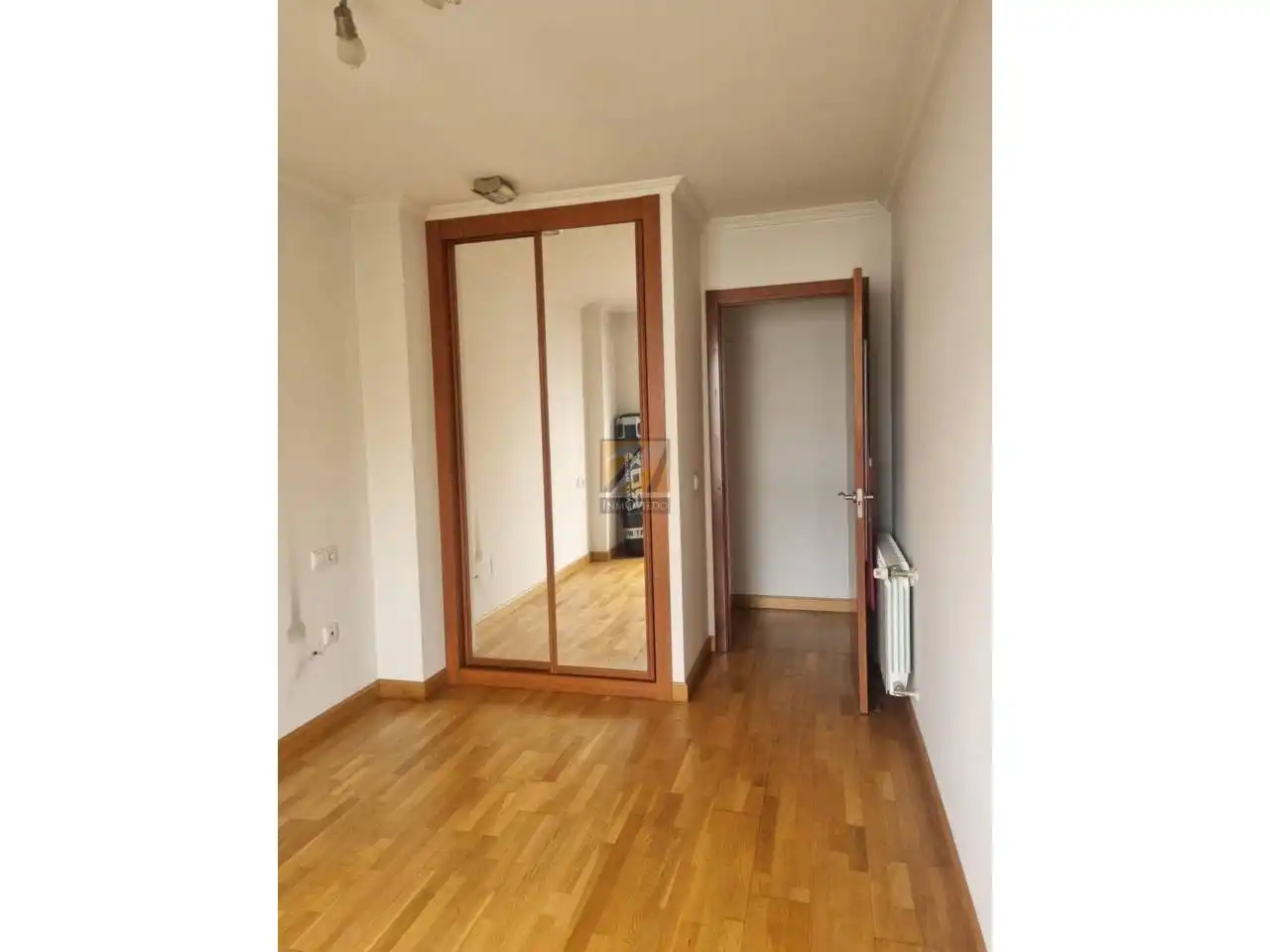 Dormitori de Pis en venda en Gijón  amb Calefacció, Parquet i Traster