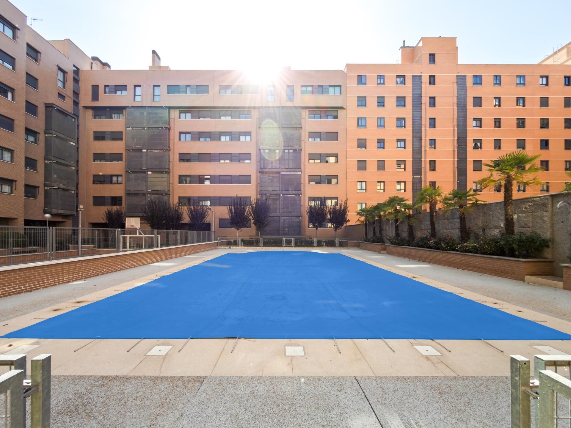 Swimming pool of Flat for sale in  Madrid Capital  with Air Conditioner, Heating and Private garden