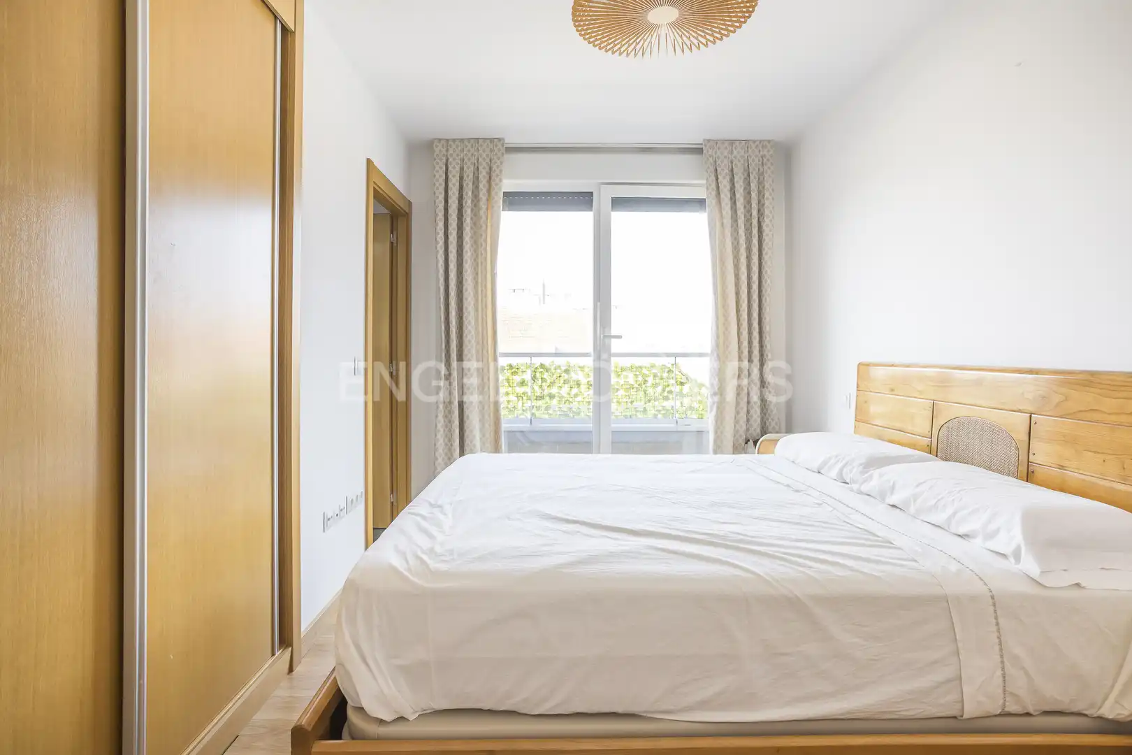 Schlafzimmer von Dachboden zur Miete in Madrid mit Klimaanlage, Heizung und Terrasse