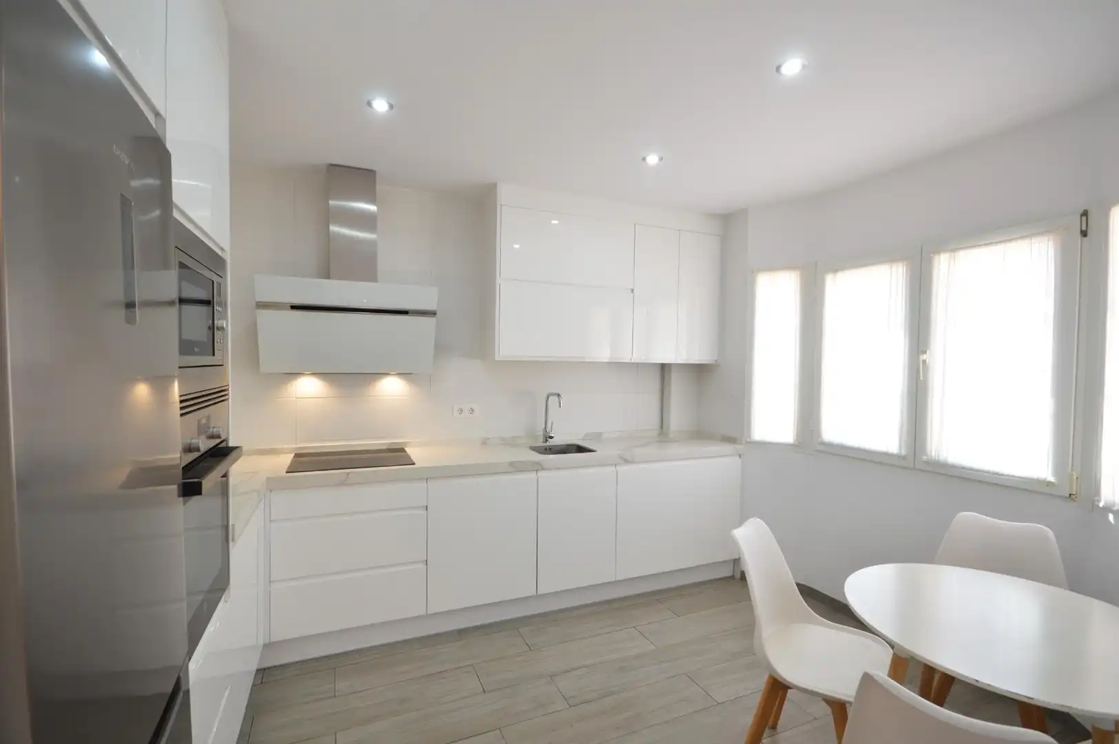 Cocina de Casa adosada en venta en El Puerto de Santa María con Aire acondicionado, Calefacción y Jardín privado