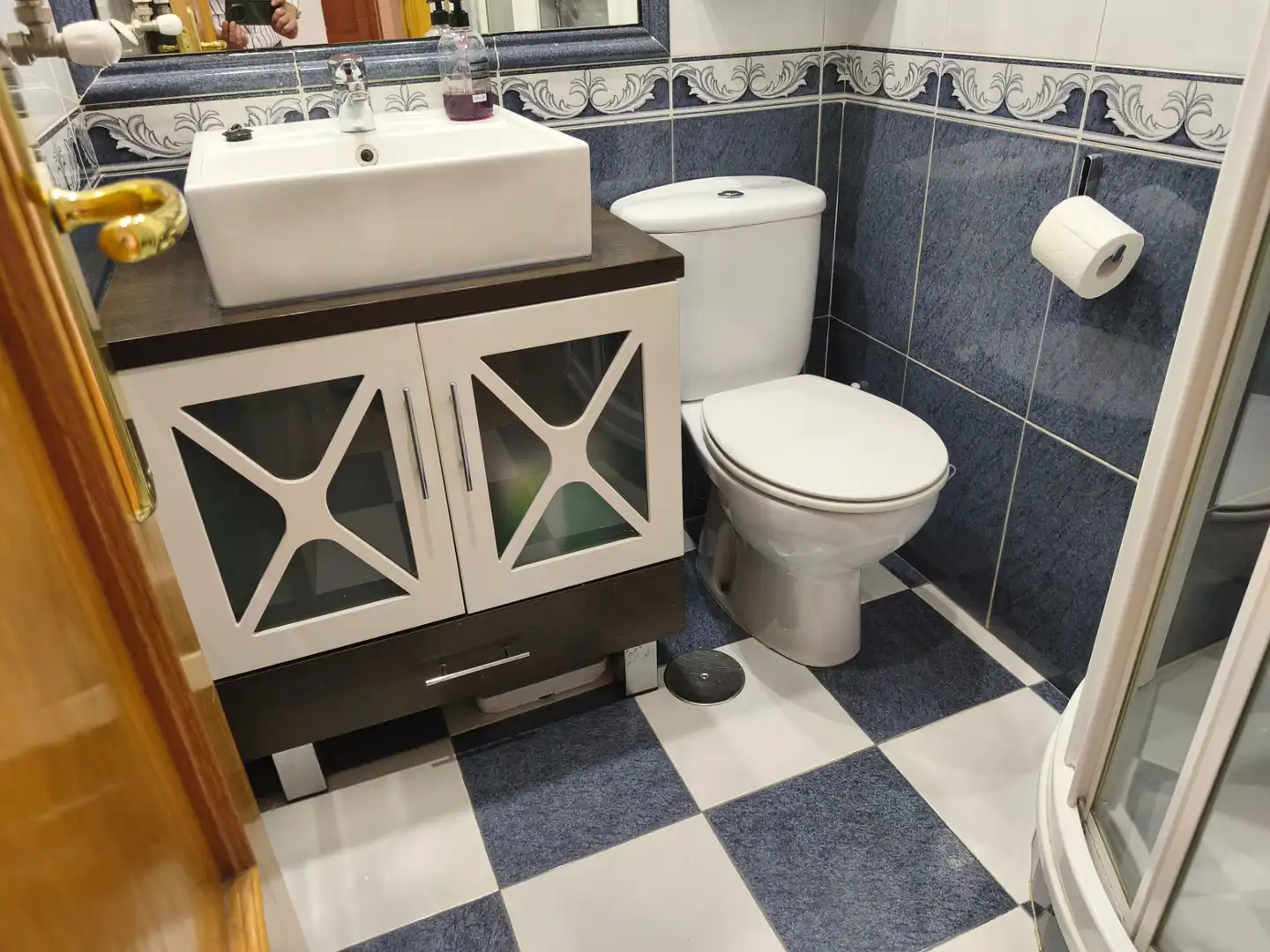 Bathroom of Flat for rent in Madrid  with Air Conditioner, Heating and Private garden