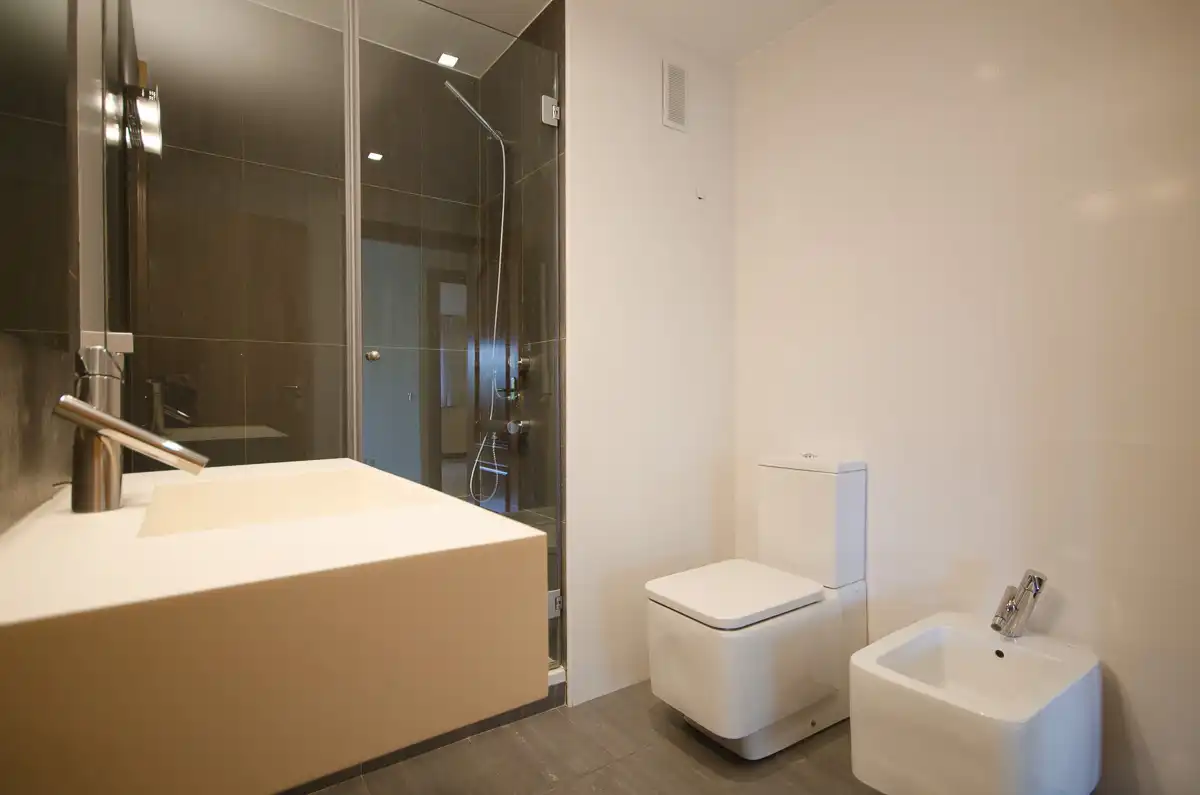 Bathroom of Flat for rent in Madrid  with Air Conditioner, Heating and Terrace