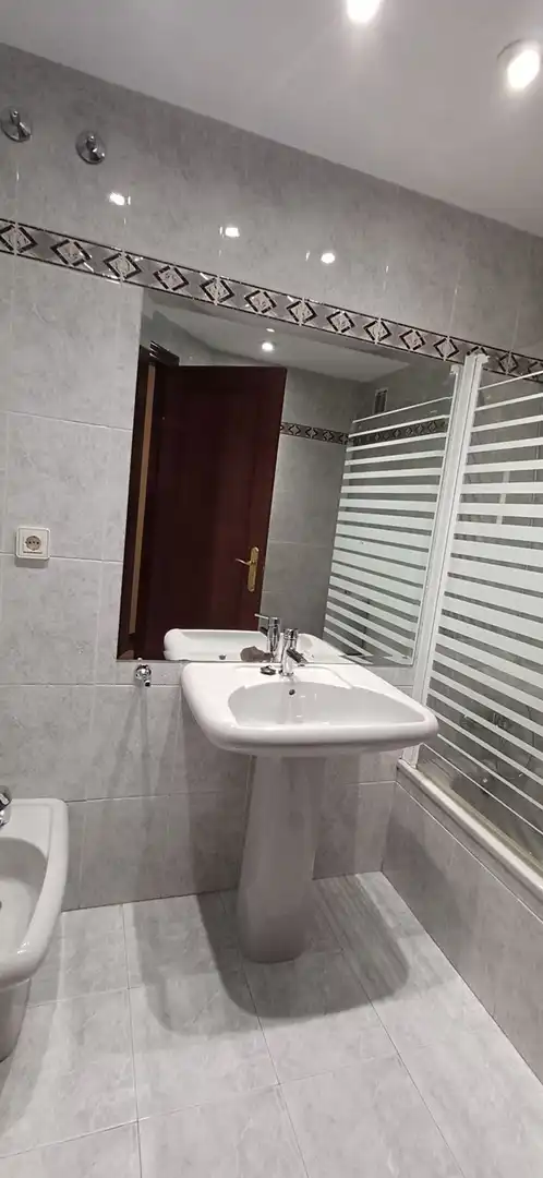Baño de Piso de alquiler en Gijón  con Calefacción, Trastero y Piscina