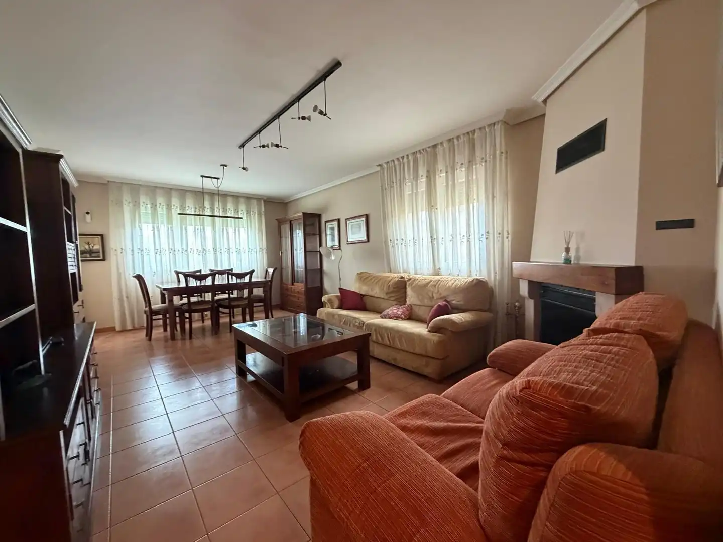 Sala d'estar de Casa adosada en venda en Palazuelos de Eresma amb Calefacció, Terrassa i Alarma
