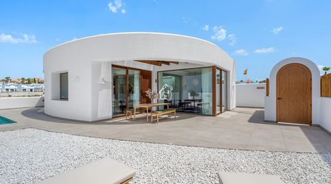 Esta villa independiente se encuentra en Algorfa, en un entorno tranquilo de la Costa Blanca, ideal para quienes buscan privacidad