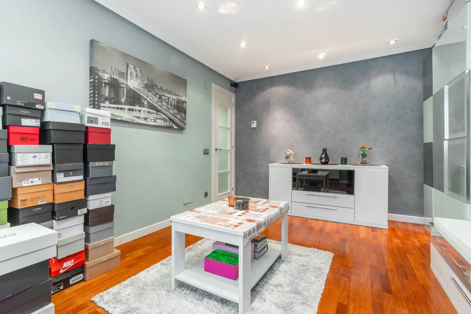 Sala d'estar de Pis en venda en Oviedo  amb Parquet, Moblat i Jacuzzi