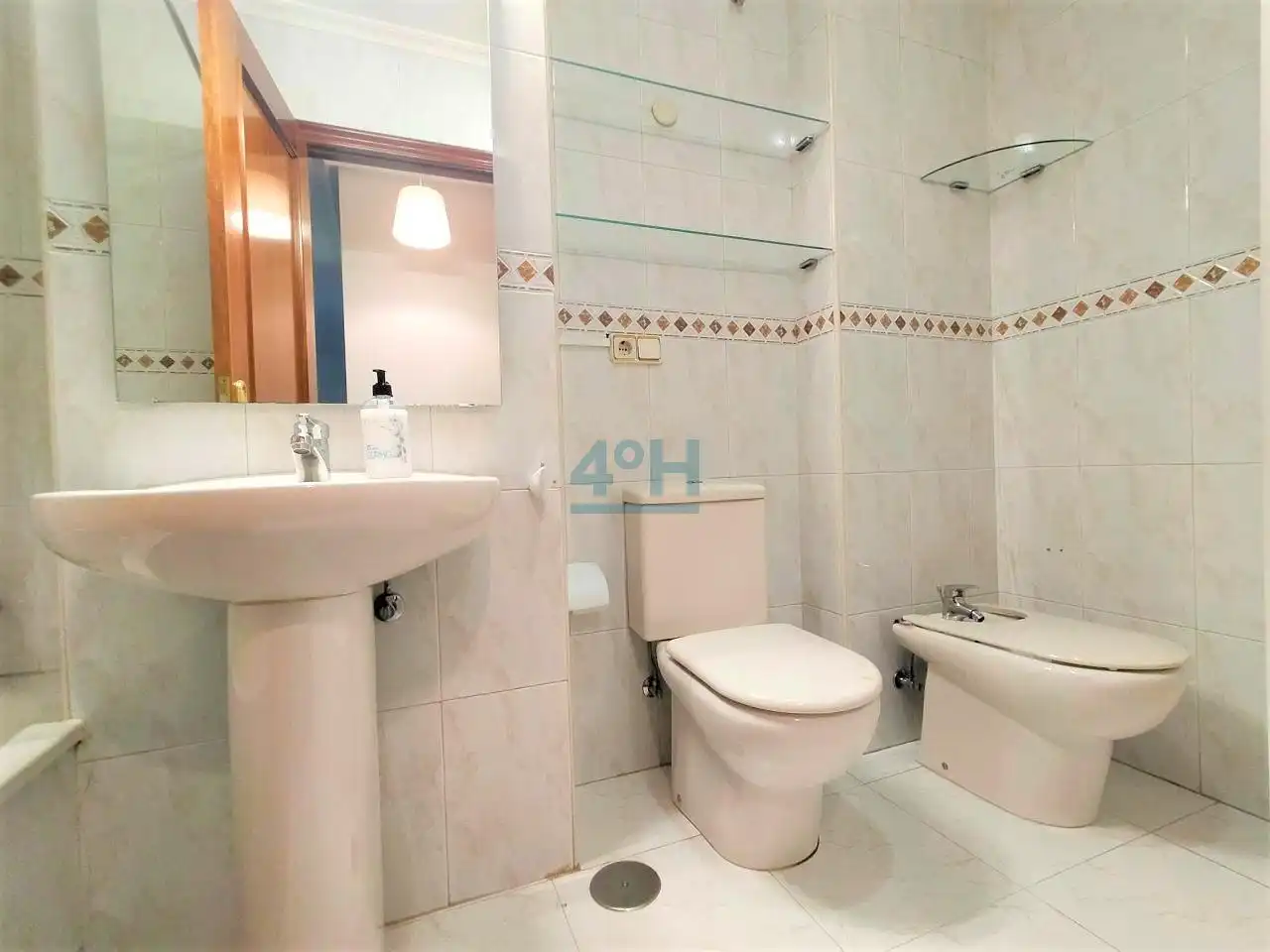 Bathroom of Apartments for rent in Ourense Capital   with Heating, Storage room and Furnished