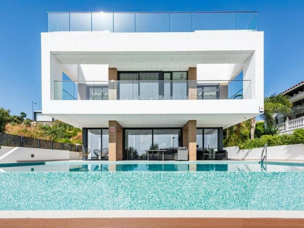 Vista exterior de Casa o xalet de lloguer en Estepona amb Aire condicionat, Jardí privat i Terrassa