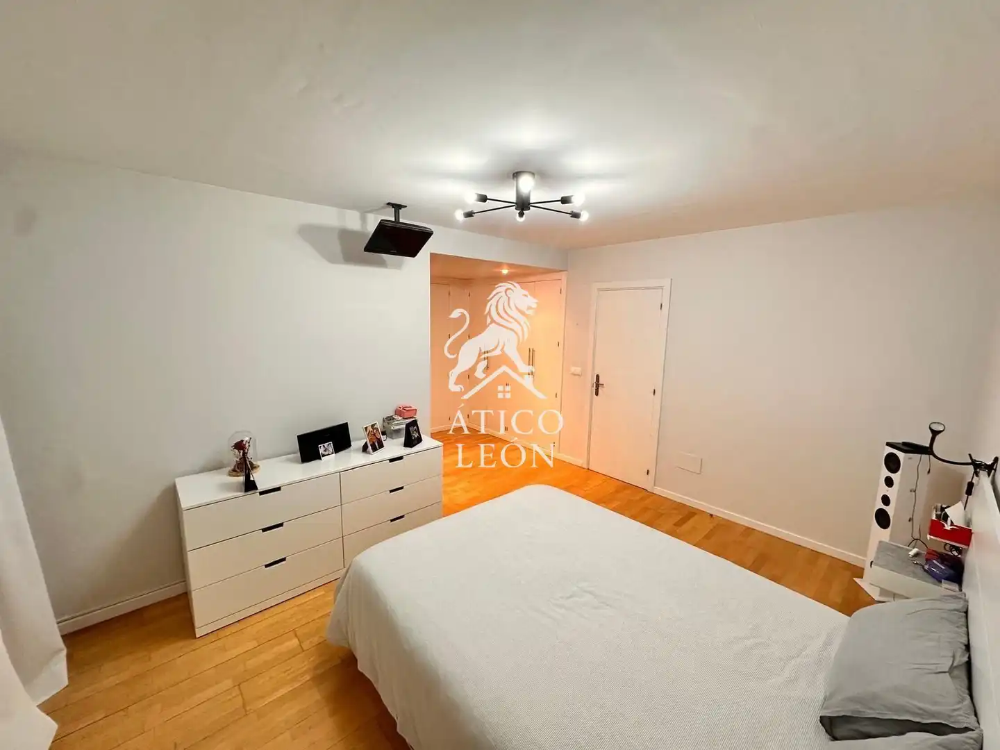 Habitación de Casa adosada en venta en San Andrés del Rabanedo con Calefacción, Jardín privado y Parquet
