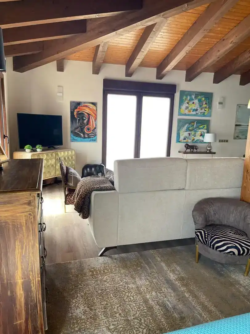 Sala d'estar de Casa o xalet en venda en Roales amb Aire condicionat, Parquet i Moblat