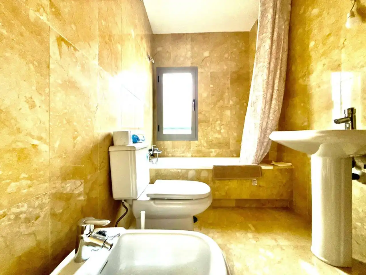 Baño de Casa adosada en venta en Bargas con Calefacción, Jardín privado y Alarma