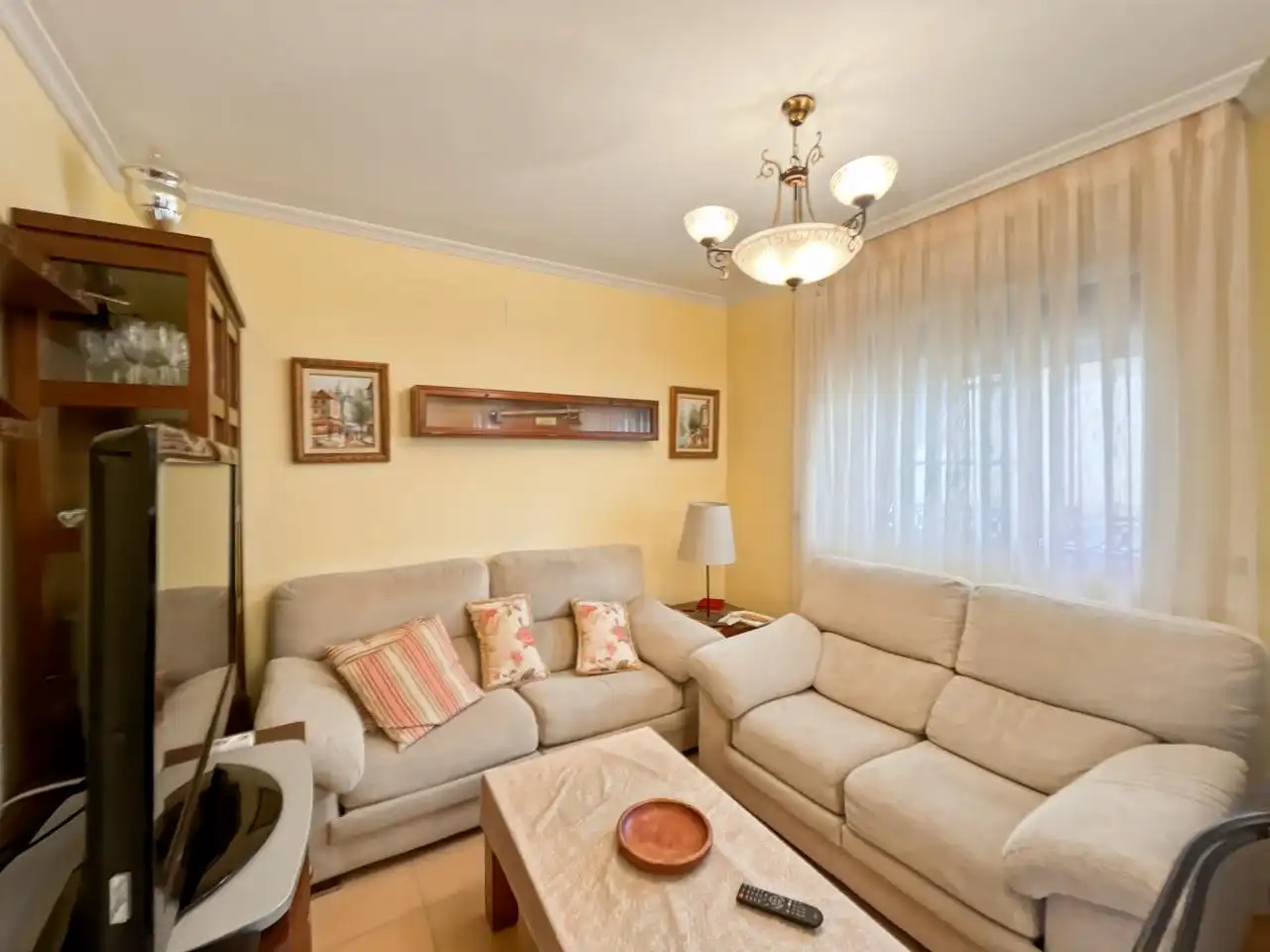 Sala d'estar de Casa adosada en venda en Valdelaguna amb Calefacció, Jardí privat i Terrassa