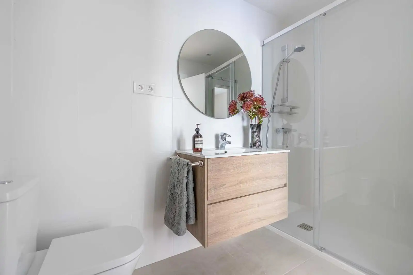 Baño de Apartamento de alquiler en Madrid con Aire acondicionado, Calefacción y Piscina