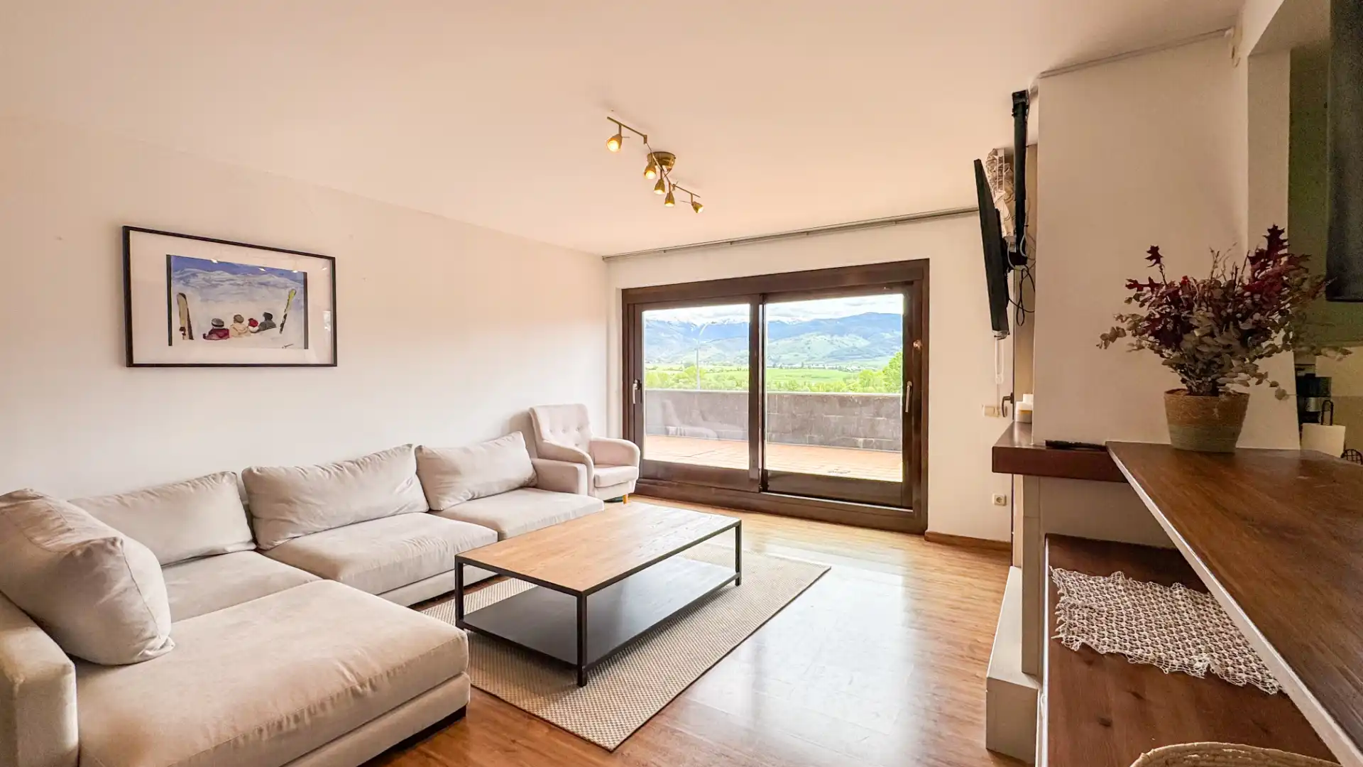 Wohnzimmer von Wohnung zum Verkauf in Puigcerdà mit Heizung, Parkett und Terrasse