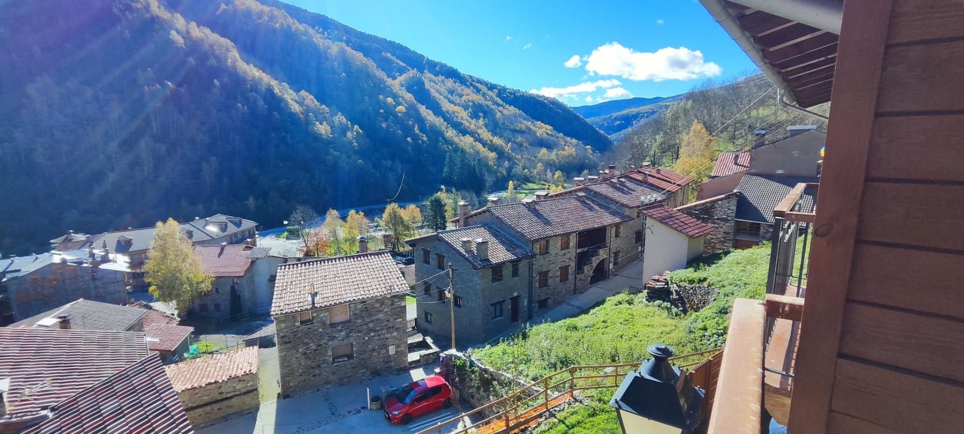 Vista exterior de Àtic en venda en Setcases amb Calefacció, Traster i Moblat