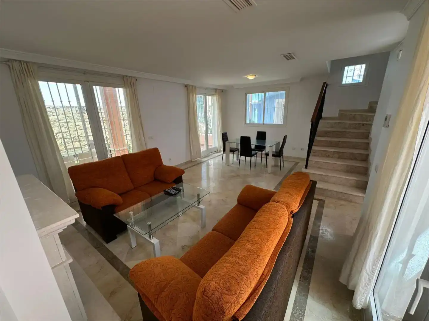 Sala d'estar de Casa adosada de lloguer en Marbella amb Aire condicionat, Piscina i Balcó