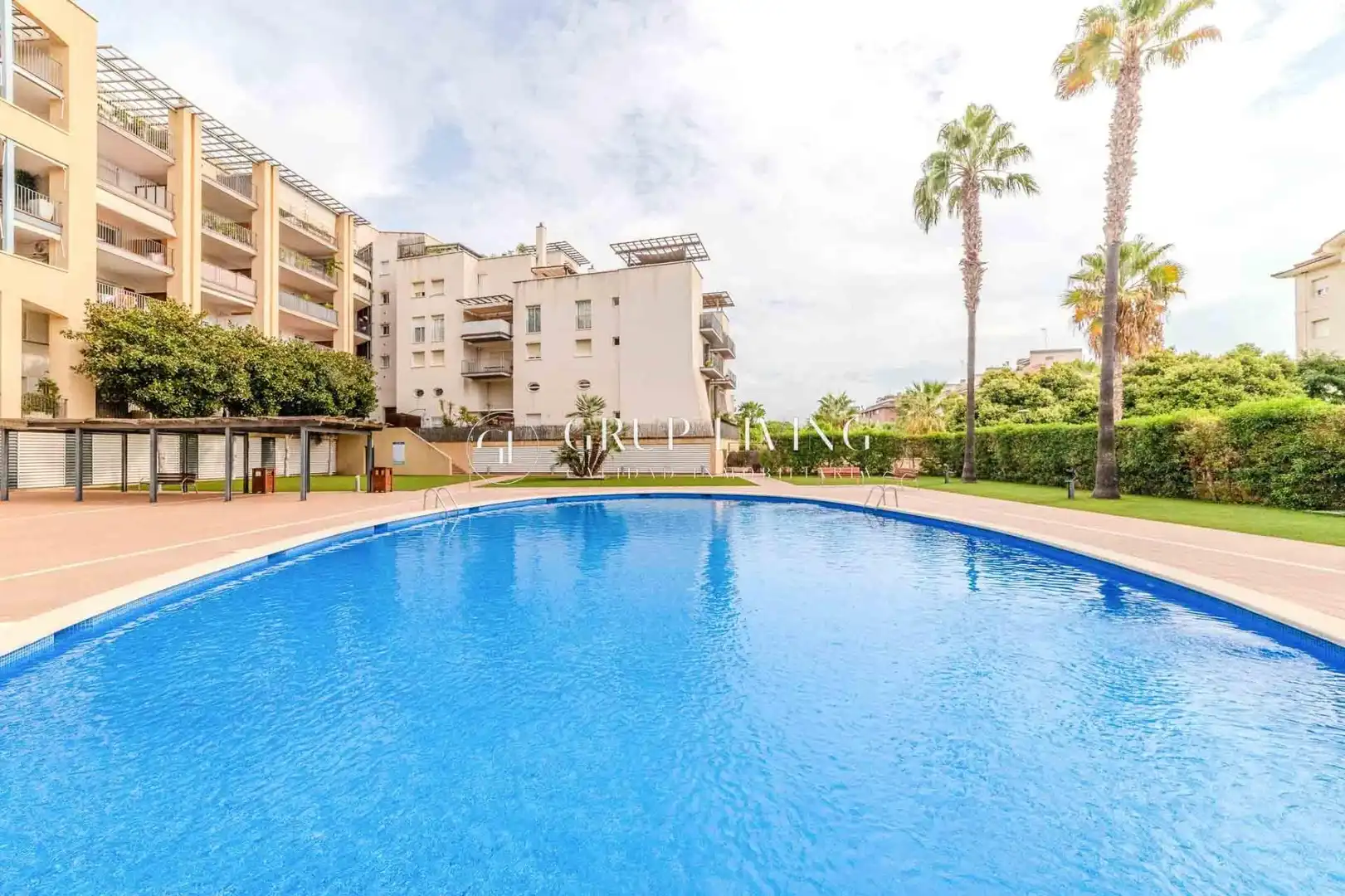 Schwimmbecken von Wohnung zum Verkauf in Sitges mit Klimaanlage, Heizung und Privatgarten