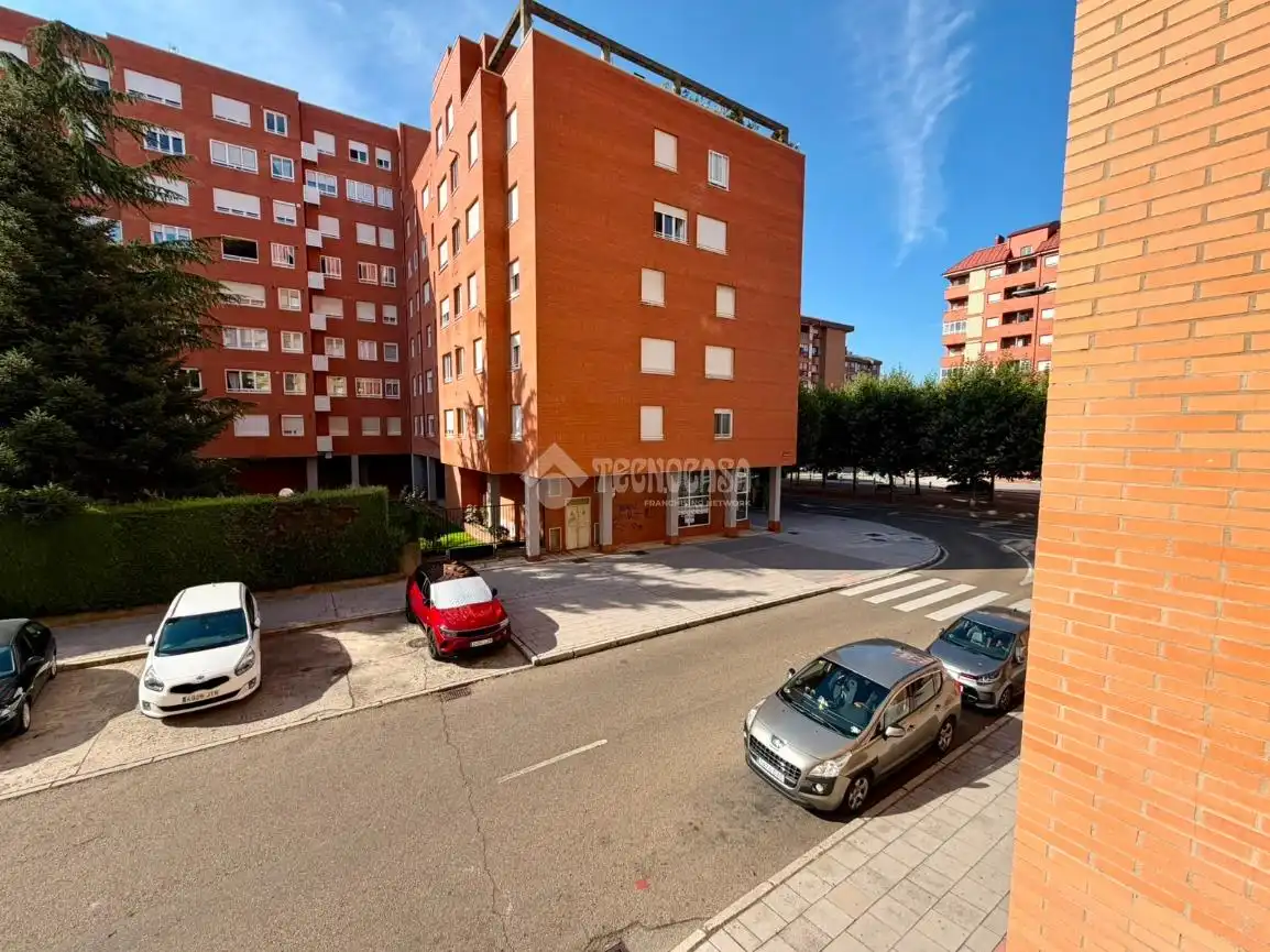 Vista exterior de Piso en venta en León Capital  con Calefacción, Parquet y Trastero