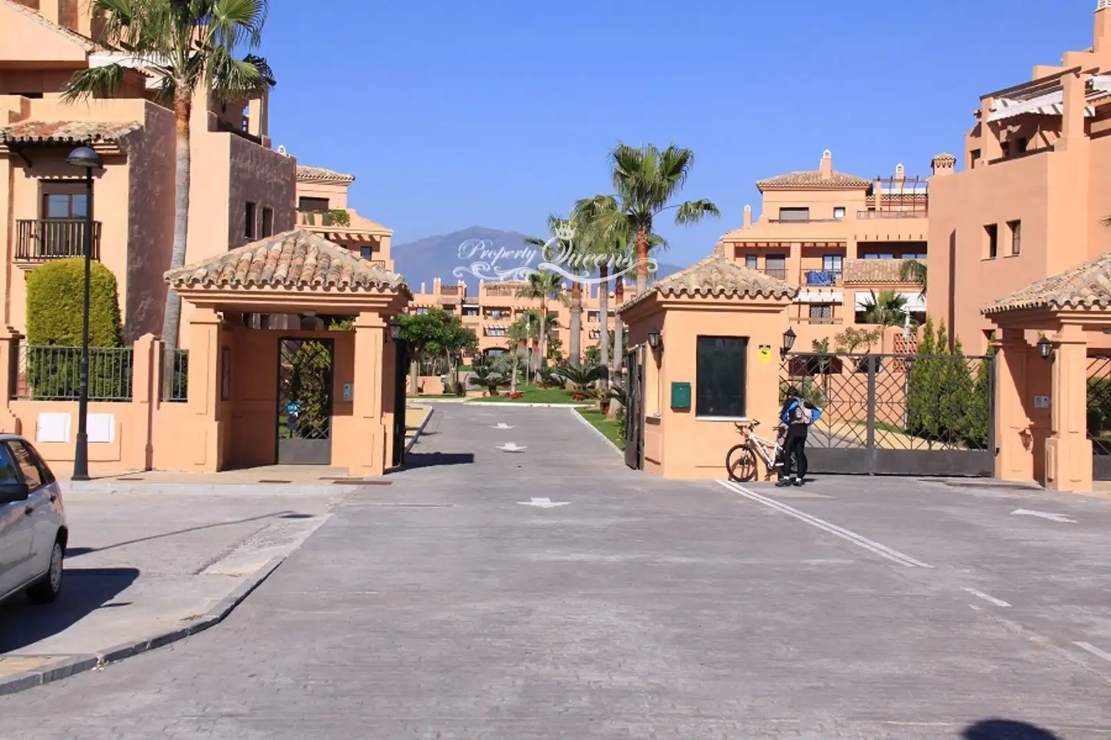 Vista exterior de Piso de alquiler en Marbella con Aire acondicionado, Terraza y Piscina