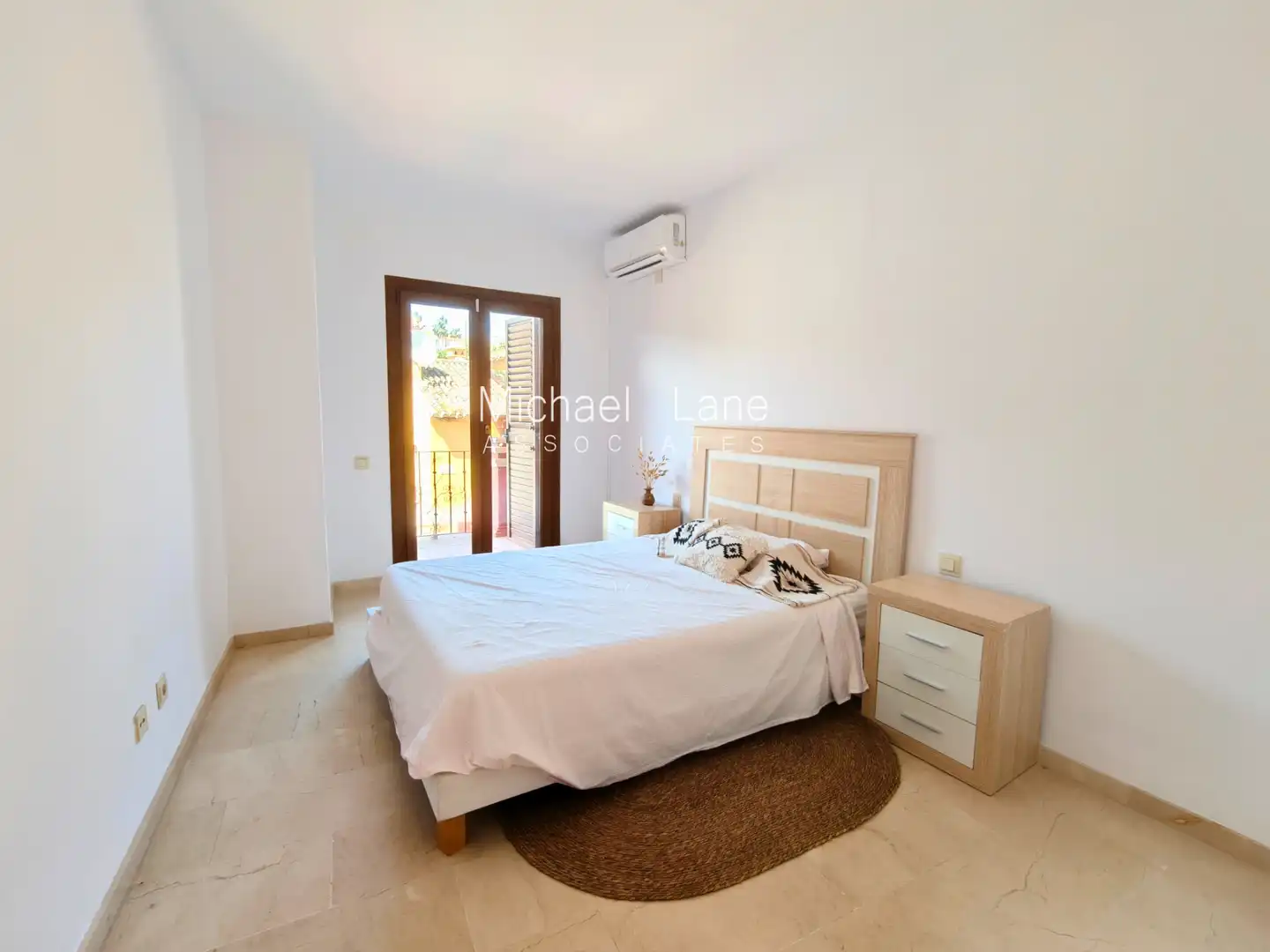 Dormitori de Casa adosada en venda en La Alcaidesa amb Aire condicionat, Terrassa i Traster