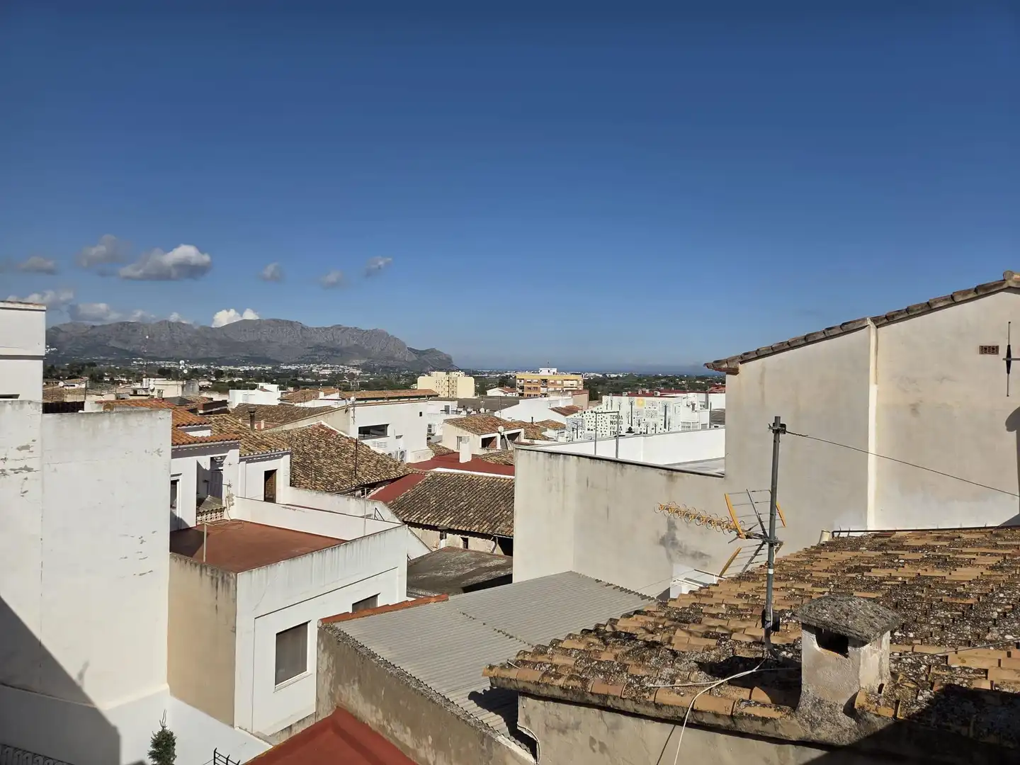 Casa aparellada amb terrassa en venda a Centro