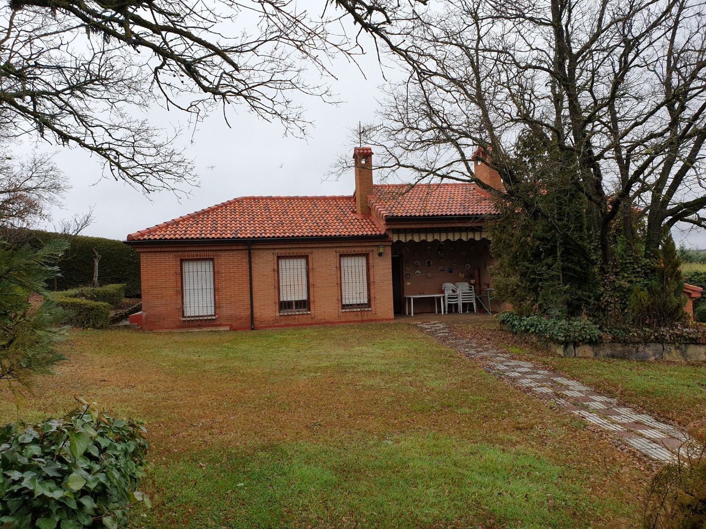 Vista exterior de Casa o xalet en venda en Revillarruz amb Calefacció, Jardí privat i Terrassa
