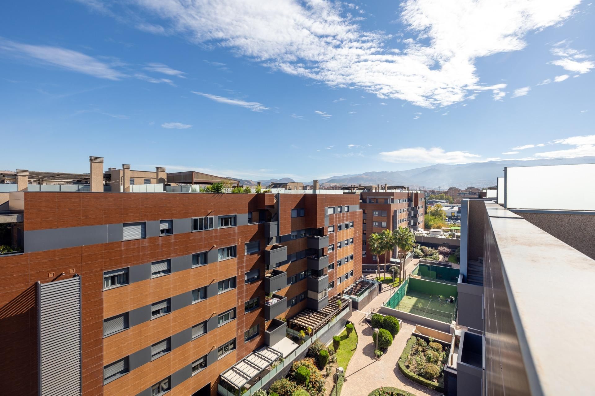 Vista exterior de Àtic en venda en  Granada Capital amb Calefacció, Jardí privat i Terrassa
