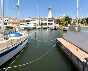 Vista exterior de Pis en venda en Empuriabrava amb Terrassa i Moblat