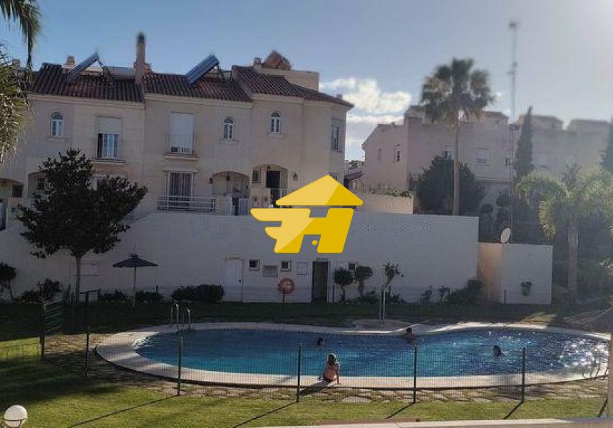 Vista exterior de Casa o xalet de lloguer en Rincón de la Victoria amb Piscina i Moblat