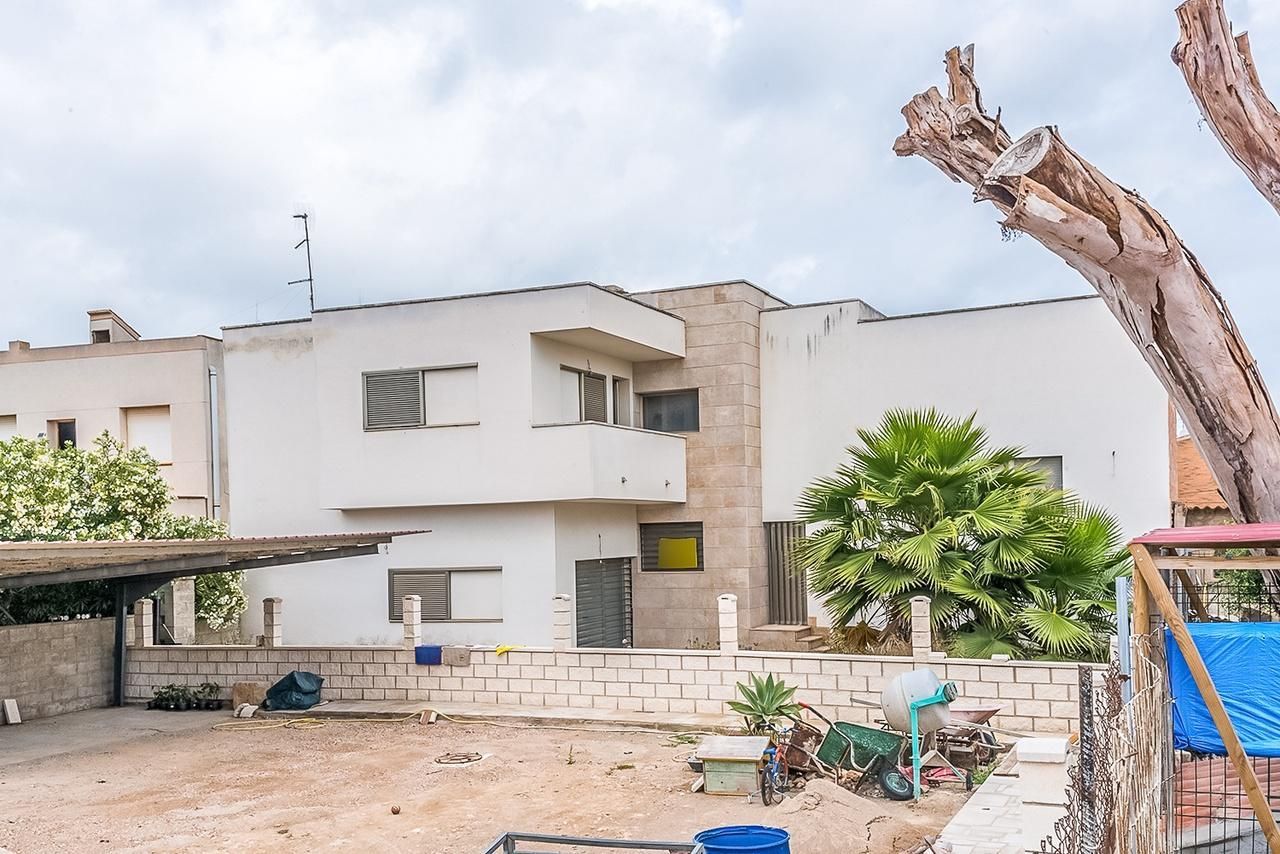Casa adosada en venda a Jacint Verdaguer, Deltebre