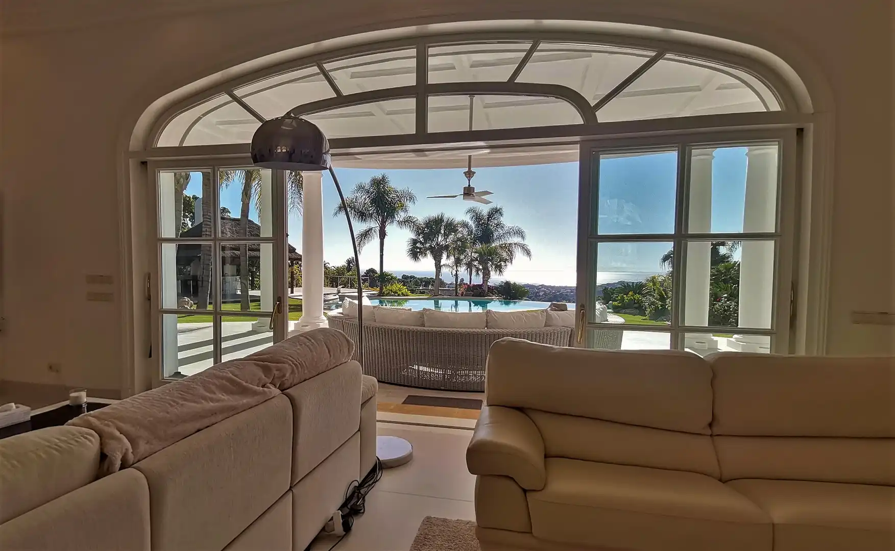 Sala d'estar de Casa o xalet en venda en Benahavís amb Aire condicionat, Jardí privat i Piscina