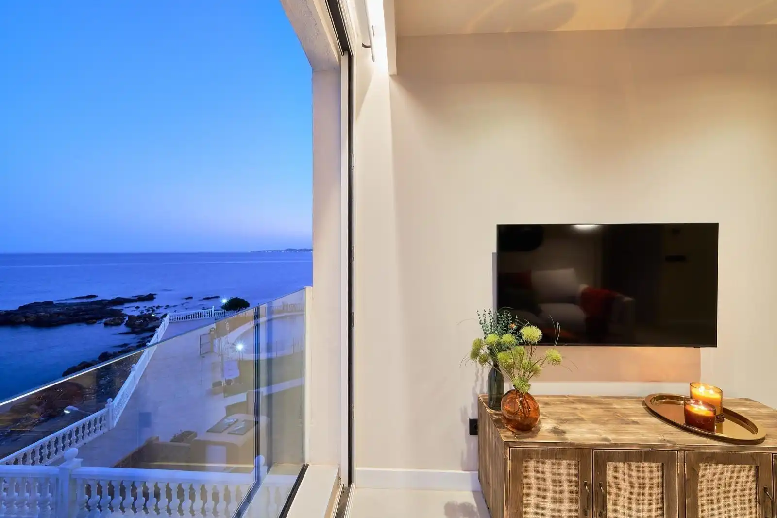 Sala d'estar de Apartament de lloguer en Benalmádena amb Aire condicionat, Terrassa i Moblat