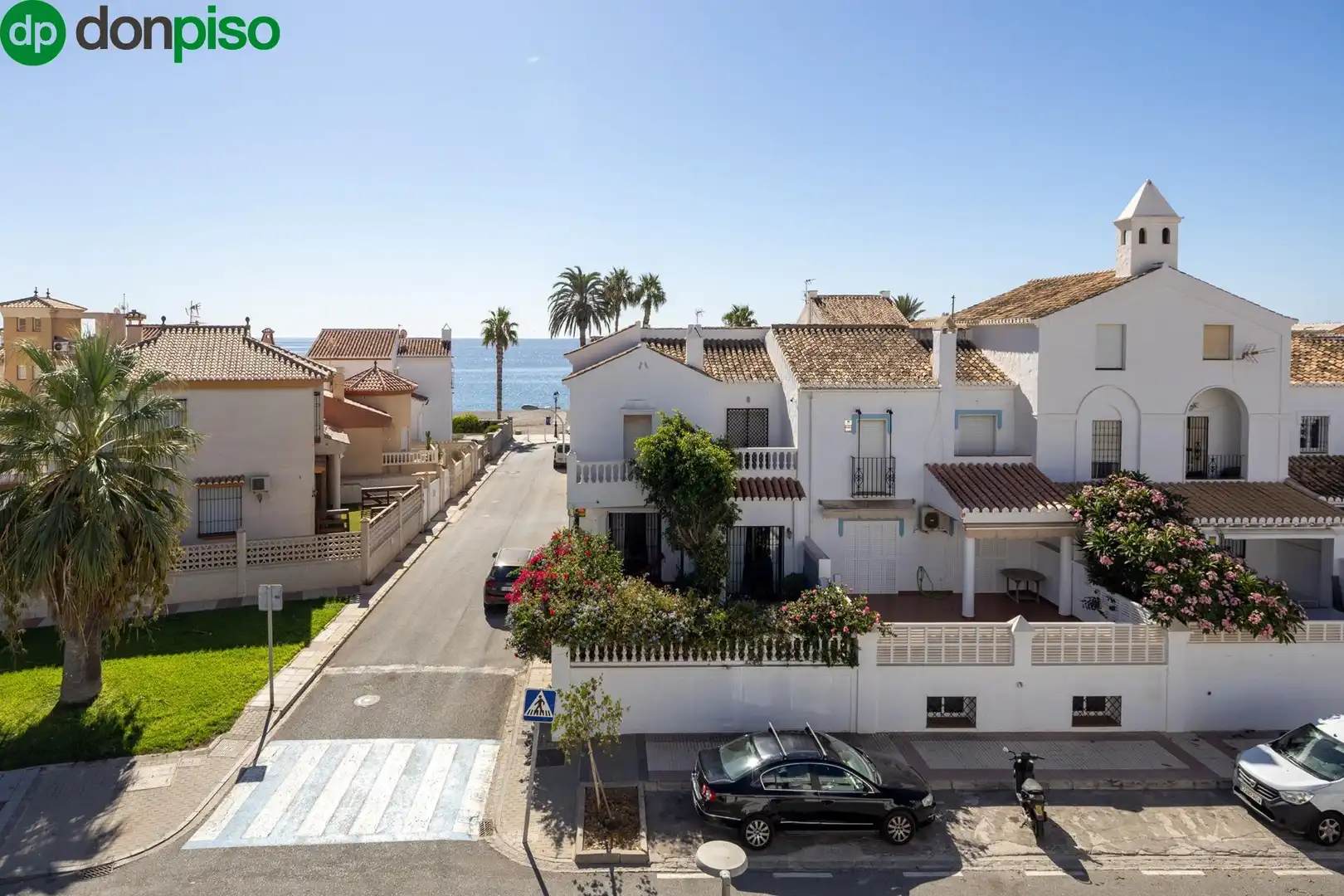 Vista exterior de Casa adosada en venda en Motril amb Aire condicionat, Moblat i Balcó