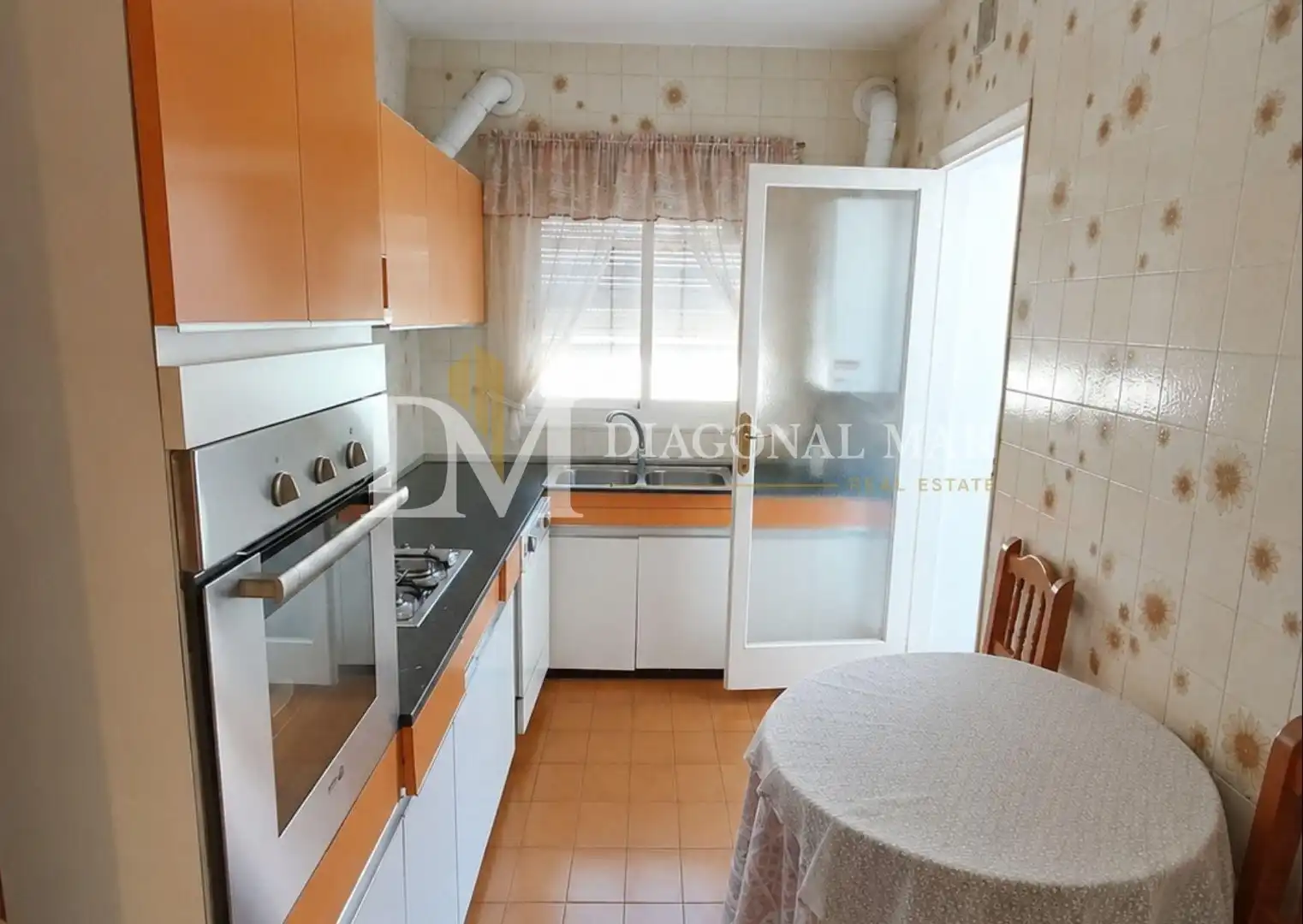 Küche von Wohnung zum Verkauf in Barcelona mit Heizung, Abstellraum und Balkon