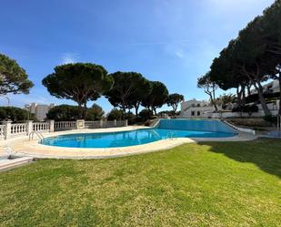 Schwimmbecken von Einfamilien-Reihenhaus miete in Calonge mit Terrasse