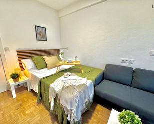 Dormitori de Apartament per a compartir en  Madrid Capital amb Calefacció, Moblat i Forn