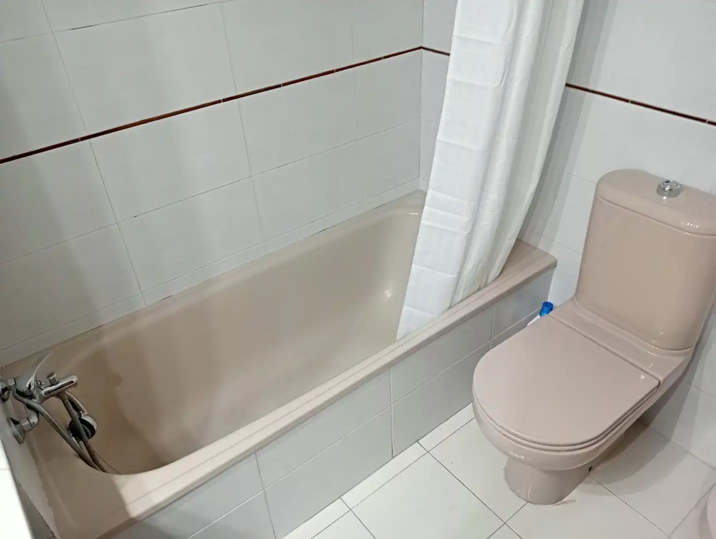Baño de Piso de alquiler en Sevilla con Aire acondicionado, Amueblado y Piscina comunitaria