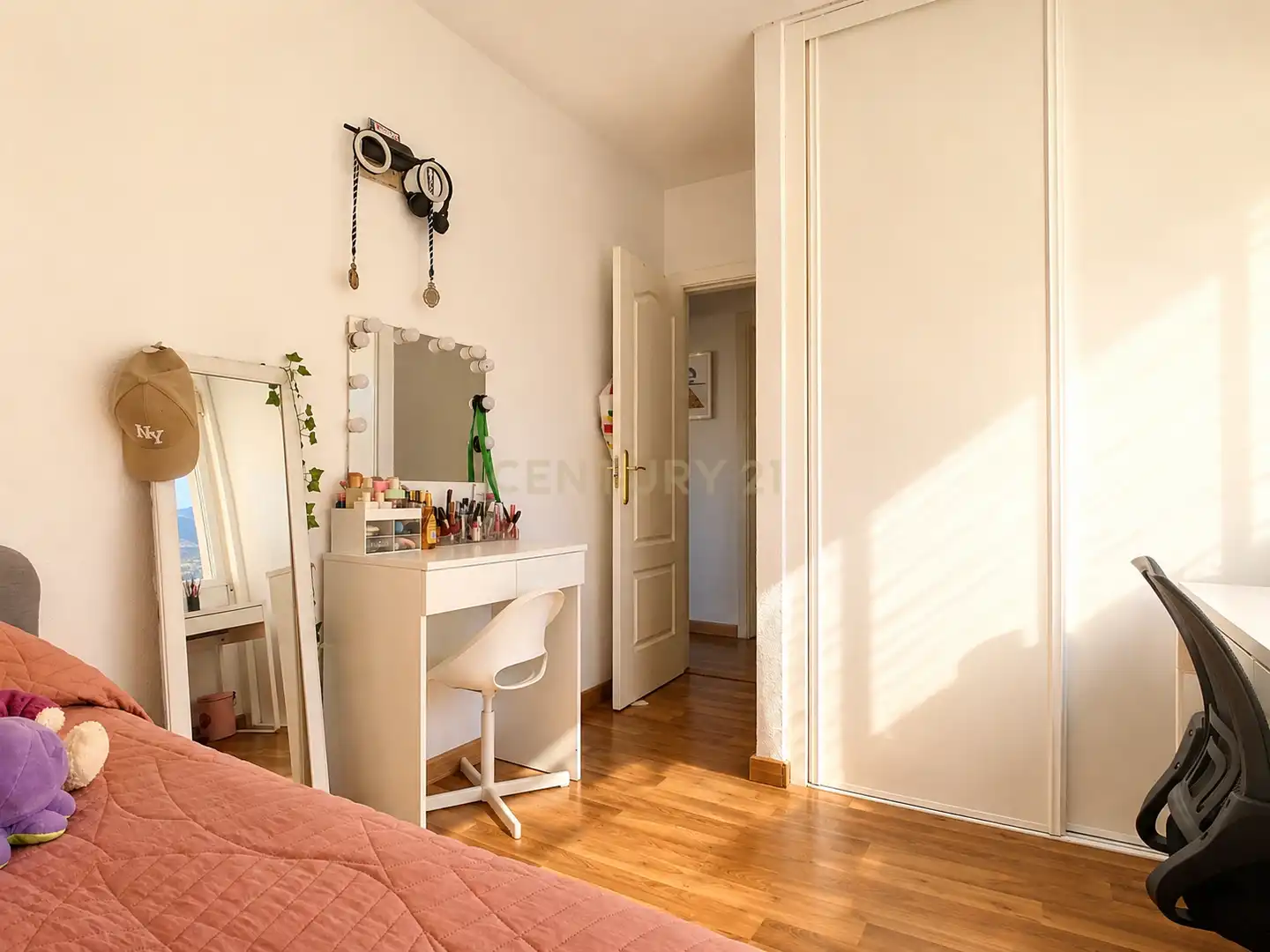 Habitación de Apartamento en venta en Benalmádena con Aire acondicionado, Trastero y Piscina comunitaria