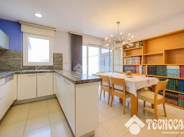 Casa bifamiliare con balcone in vendita a Lledoner