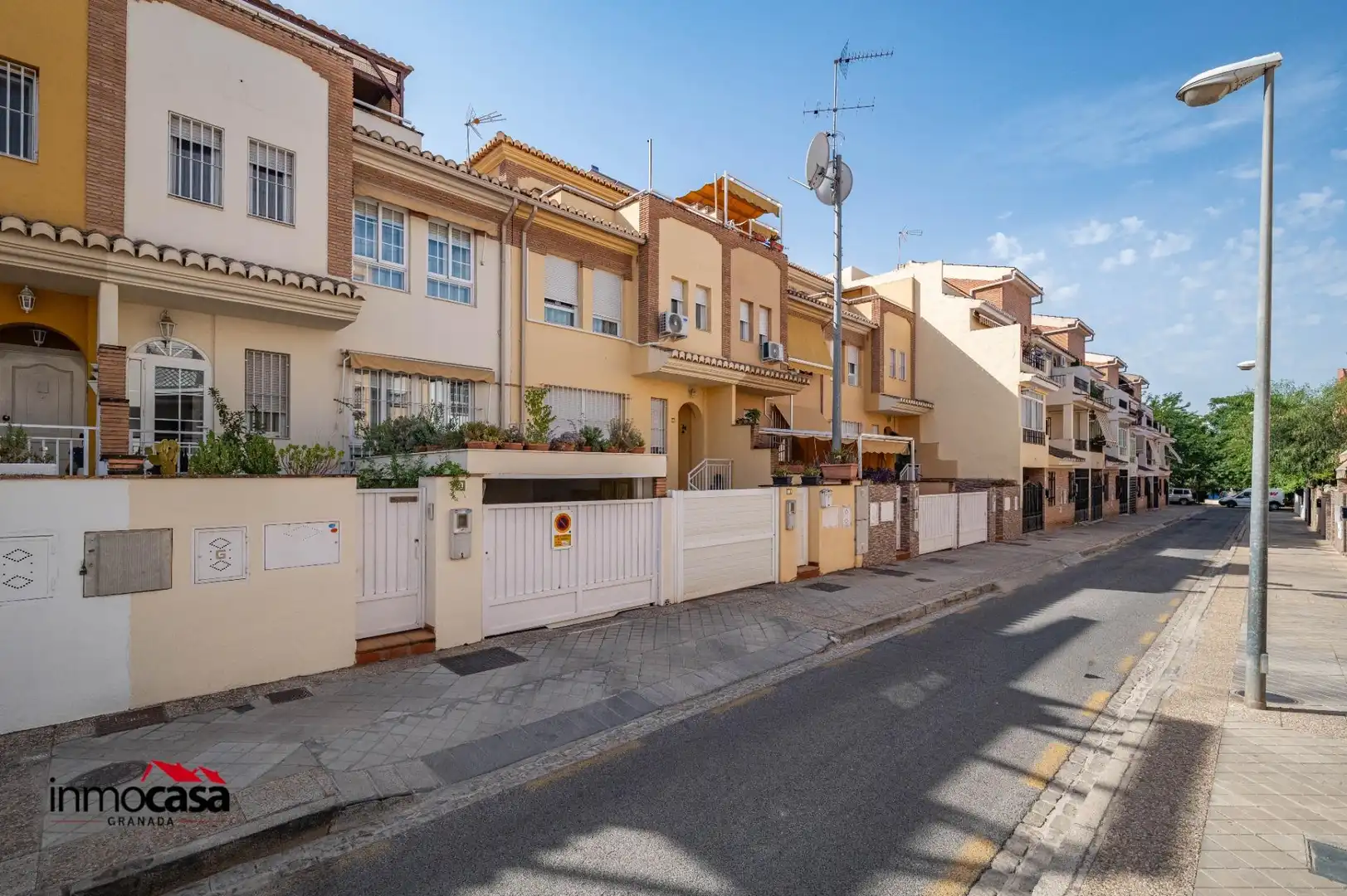 Außenansicht von Einfamilien-Reihenhaus zum Verkauf in Granada mit Klimaanlage