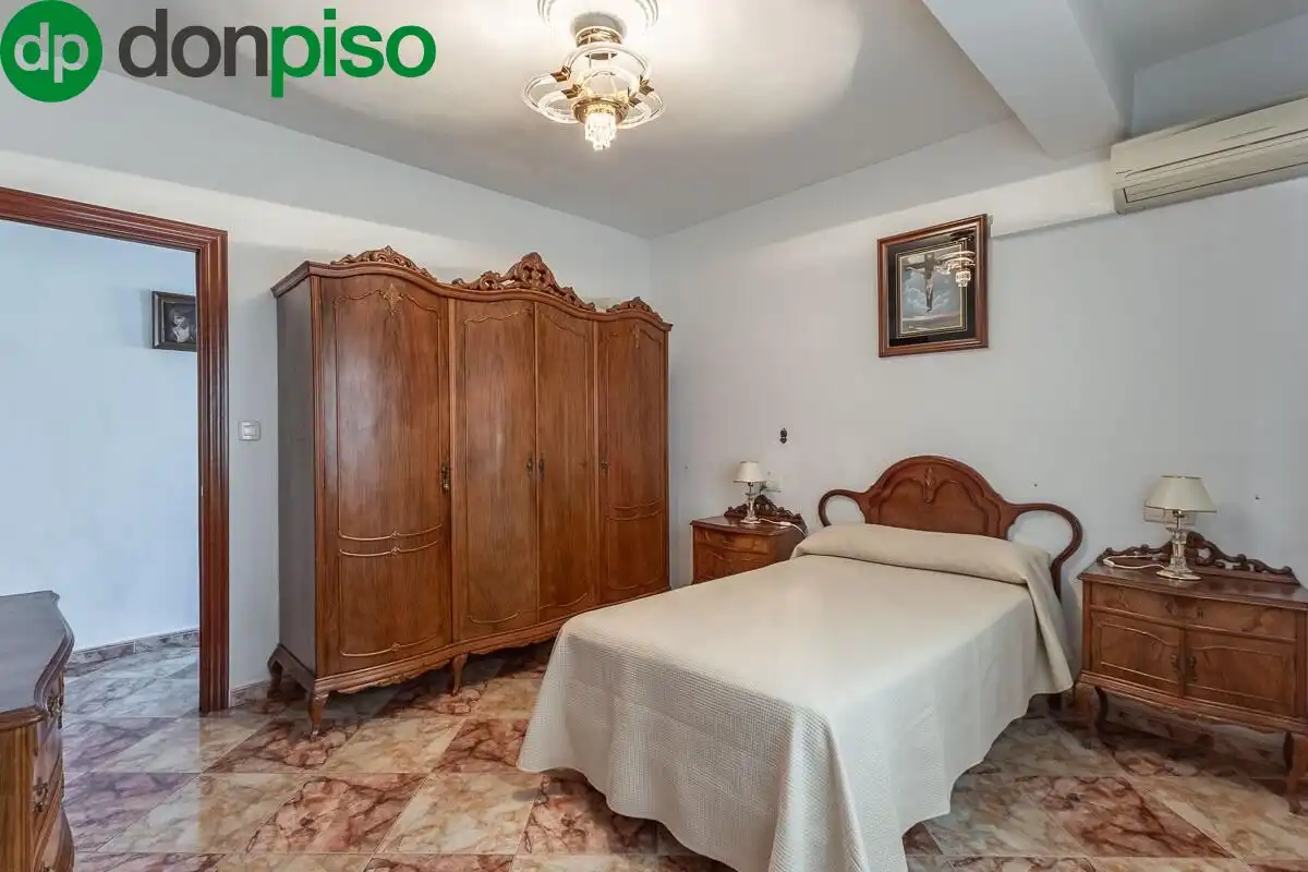 Bedroom of Flat for sale in Granada  with Air Conditioner, Heating and Terrace
