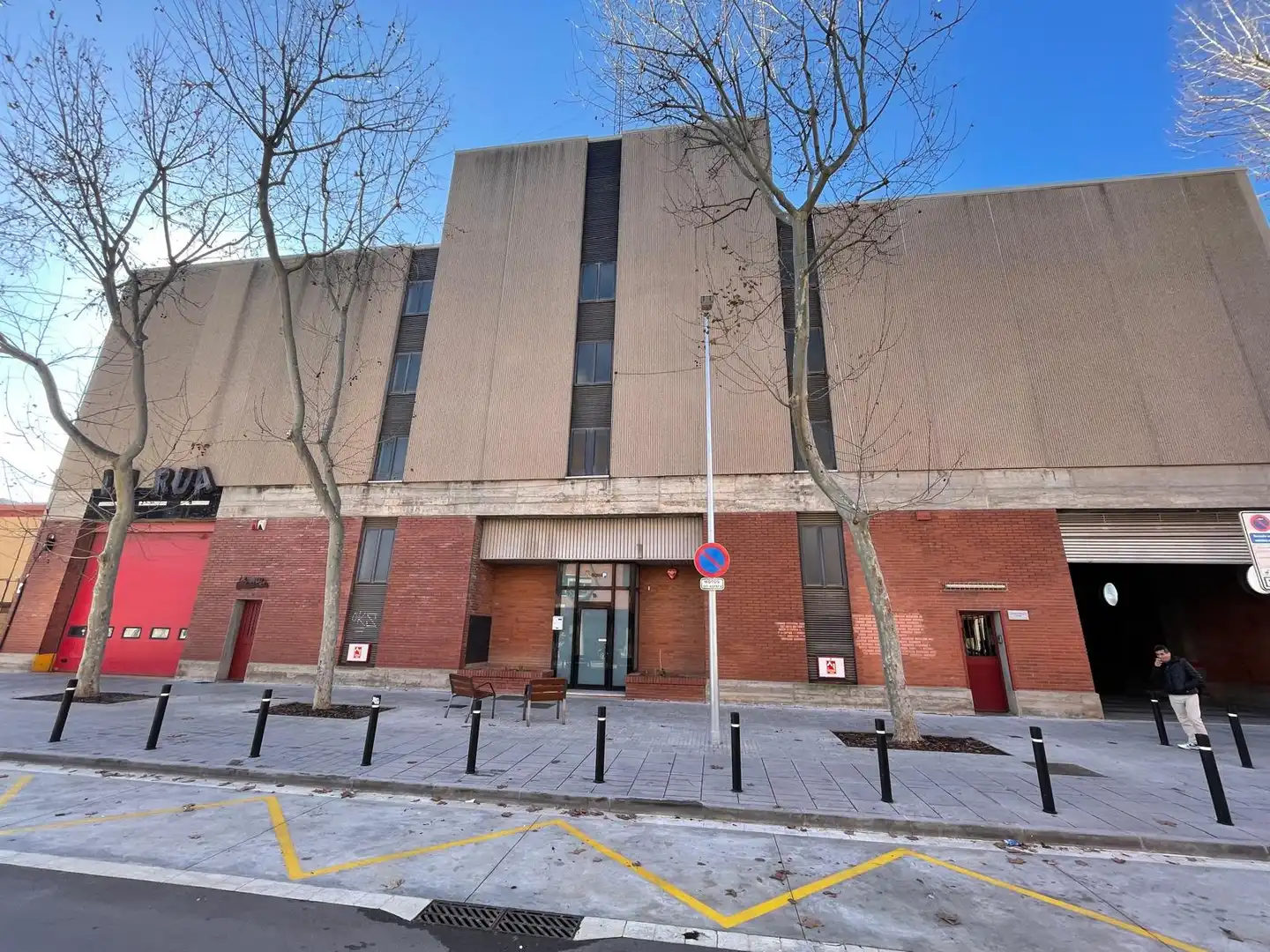 Vista exterior de Garatge en venda en Cornellà de Llobregat