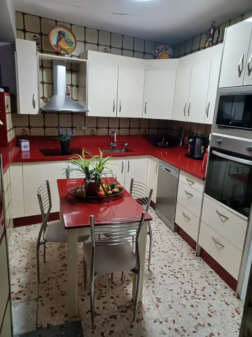 Cuina de Casa adosada en venda en San Martín del Tesorillo amb Aire condicionat, Jardí privat i Terrassa