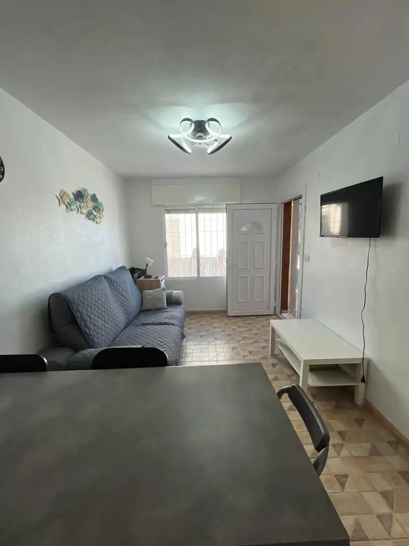 Sala d'estar de Planta baixa de lloguer en Torrevieja amb Aire condicionat, Moblat i Piscina comunitària