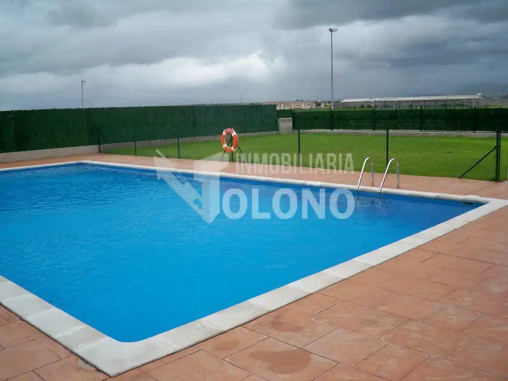 Piscina de Dúplex en venta en Castañares de Rioja con Calefacción, Terraza y Trastero