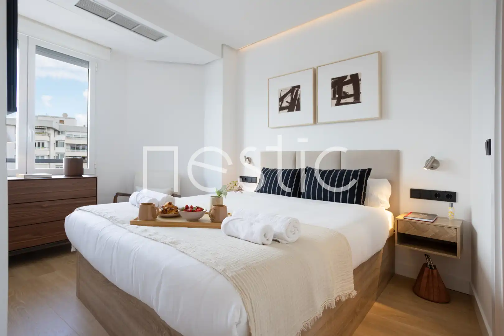 Dormitori de Apartament de lloguer en Madrid amb Aire condicionat, Calefacció i Moblat