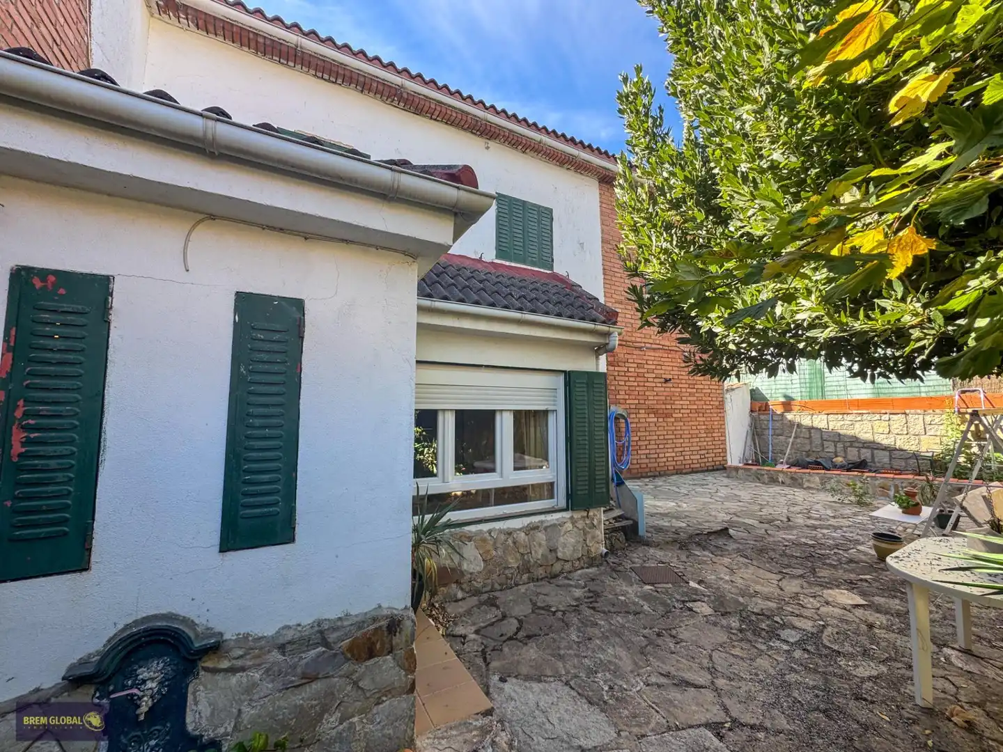 Vista exterior de Casa adosada en venda en Buitrago del Lozoya amb Jardí privat, Traster i Moblat