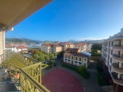 Vista exterior de Pis en venda en Zumaia amb Terrassa, Traster i Moblat