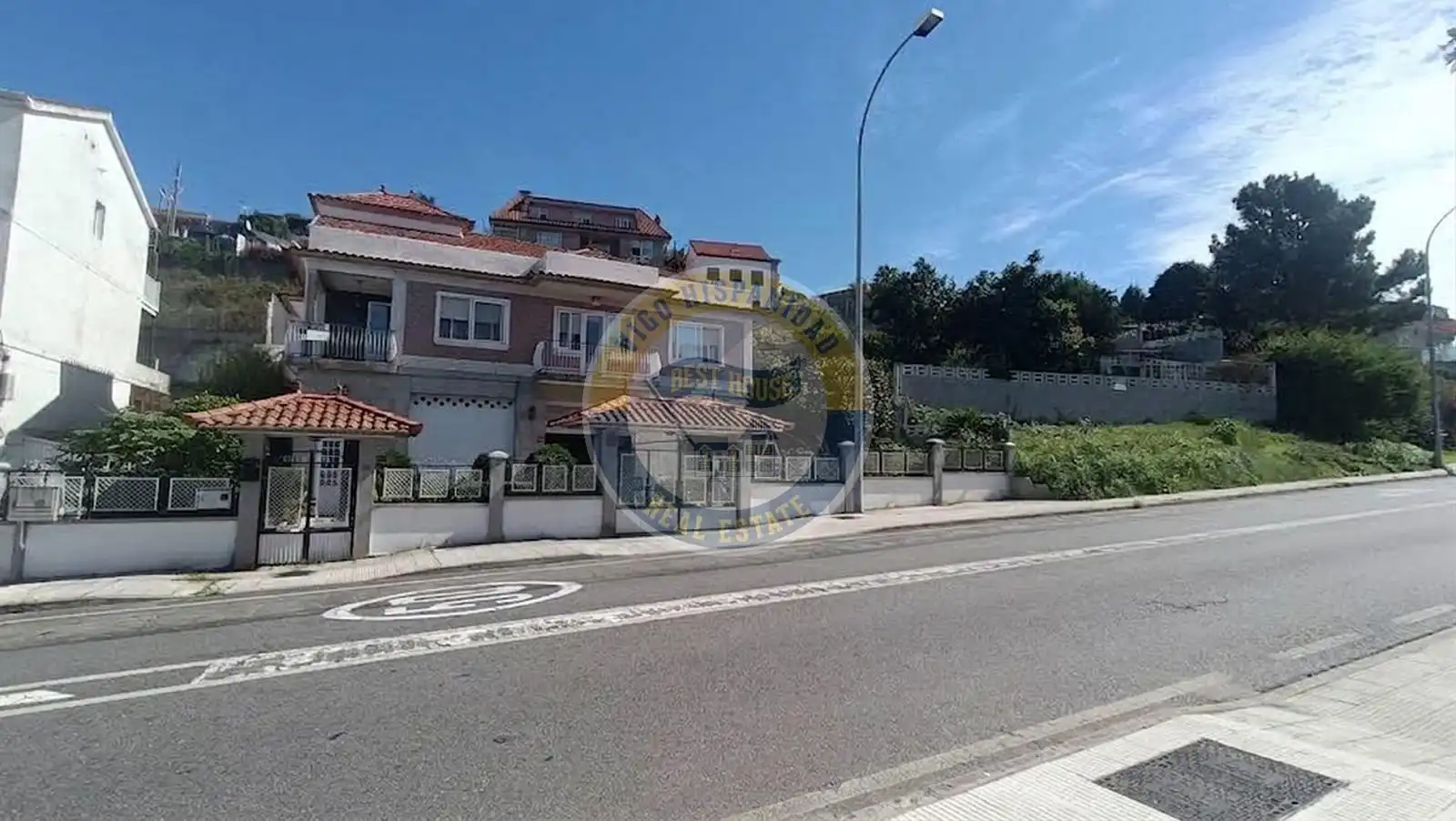 Vista exterior de Casa o xalet en venda en Vigo  amb Calefacció, Traster i Moblat