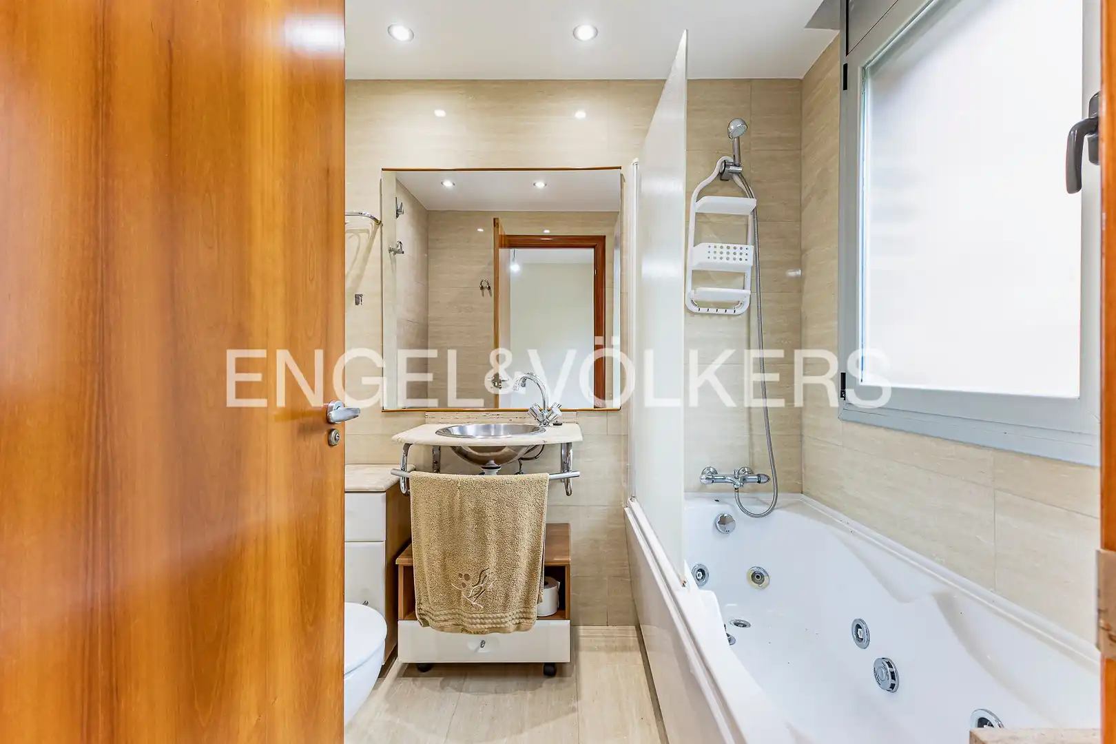 Badezimmer von Einfamilien-Reihenhaus zum Verkauf in Barcelona mit Heizung